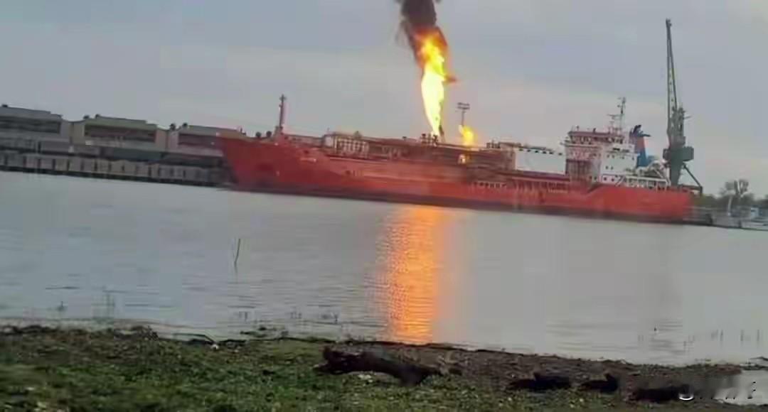 乌克兰开始学习德国二战时期的狼群战术，绞杀俄罗斯的影子石油运输船队，不过不是潜艇