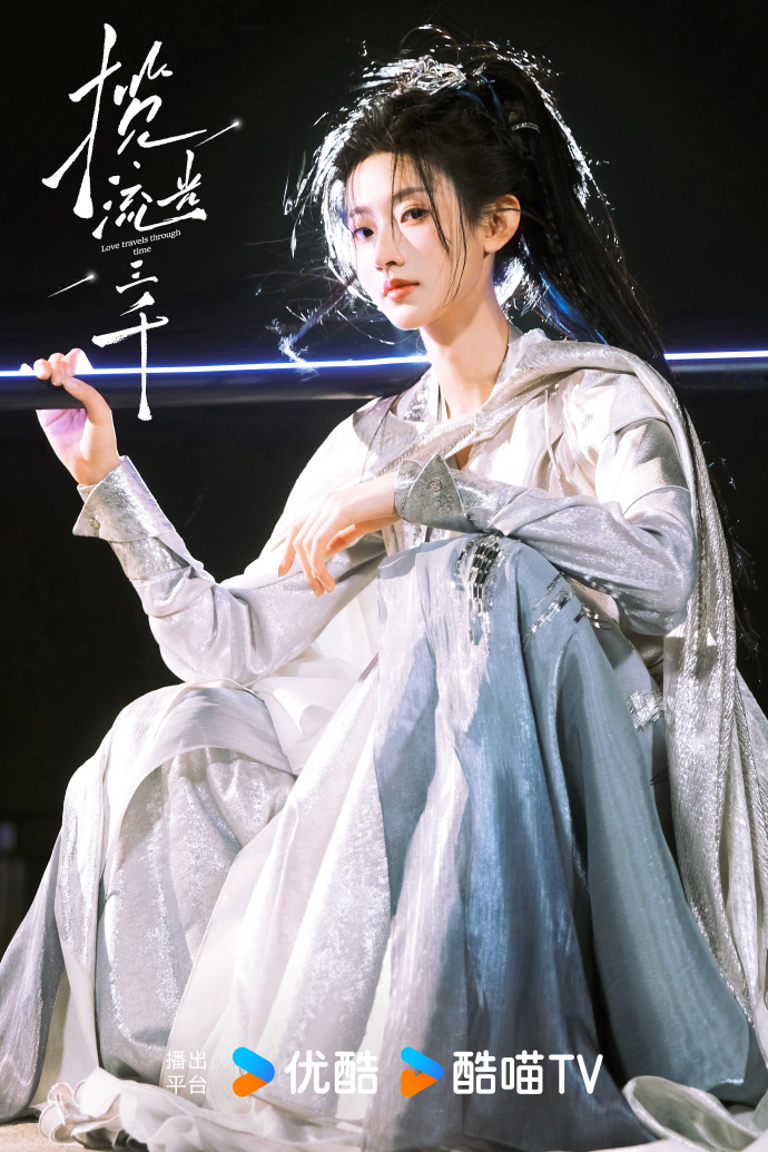 杨雨潼七夕和小狗拍写真大片 白裙和小狗的组合本来就很治愈，偏偏加了蓝色调梦核滤镜