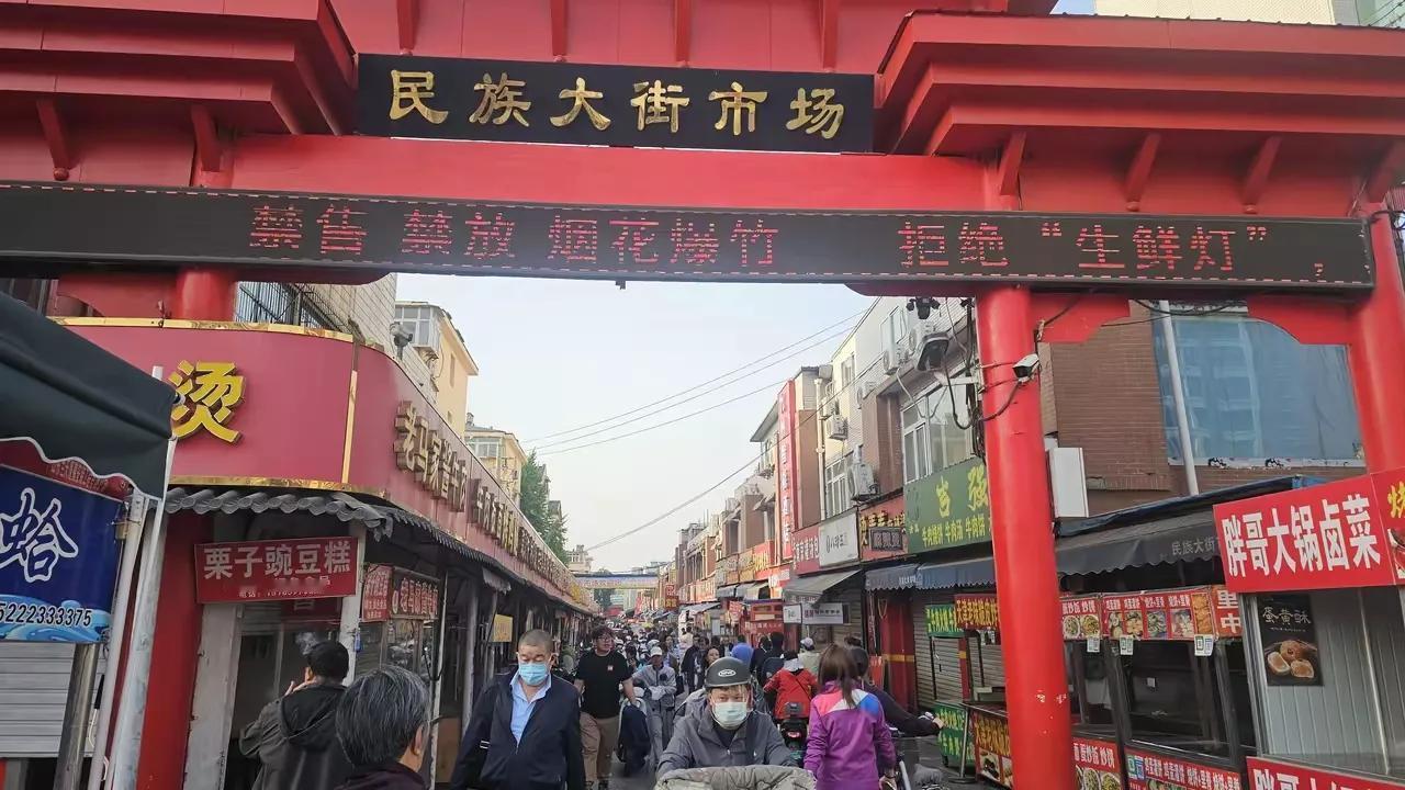 济南民族大街市场老鼠吃鱼，不用说这个市场，所有类似的市场Jerry都少不了，就是