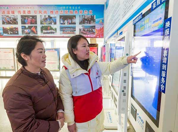 暖冬行动传温情志愿服务伴旅途