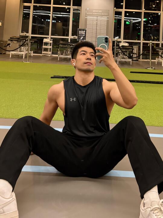 健身男约会前一定要洗干净