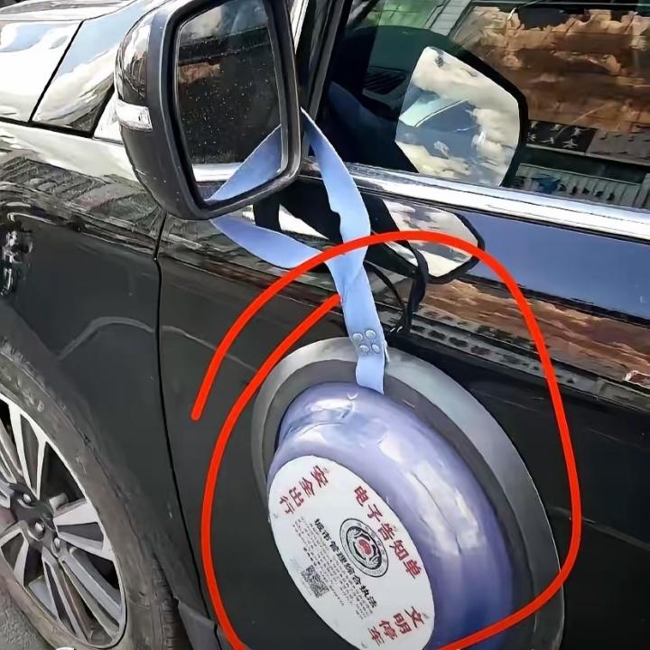 刚停好车，去路边公厕方便了一下，前后不过几分钟。回到车边时，车门上赫然多了一个东