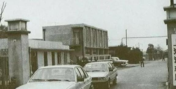 1983年，中国第一次引进桑塔纳汽车，原本定价为8万，但中方代表认为16万更合适
