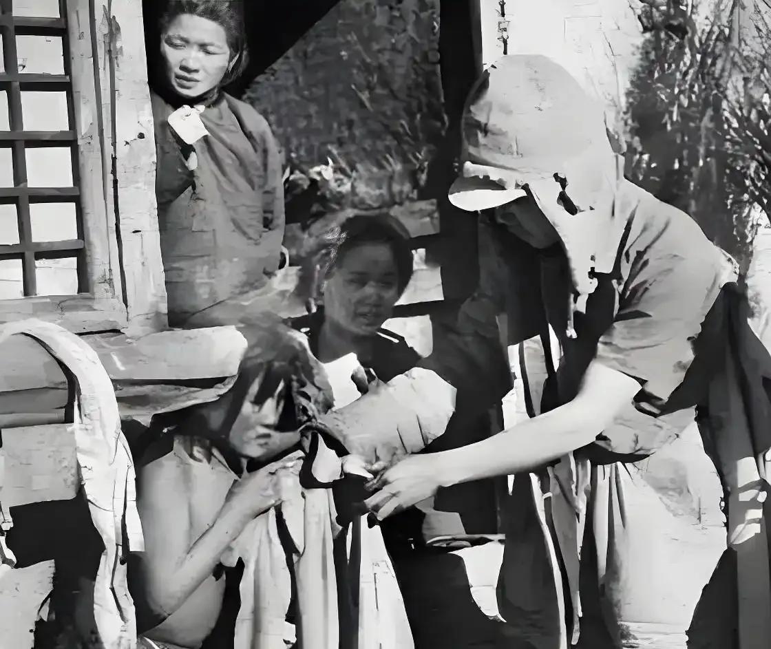 施暴后的日军，见绑在椅子上的李秀凤仍然大骂不止，便声称她对皇军不友善，于是，几个