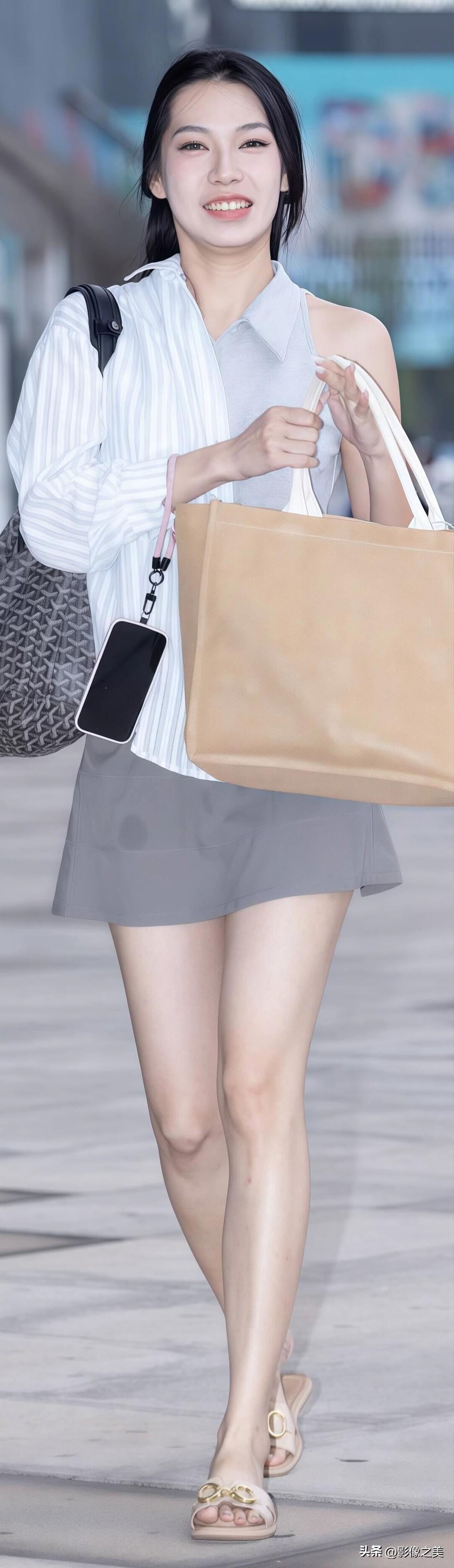 浅灰背心+条纹衬衫，搭配同色系短裙，清爽又随性。一双简约凉拖，轻松拿捏日常出街感