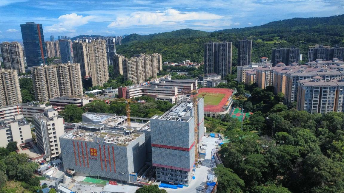 【执信南沙扩建主体结构全面完工！】6月30日，执信中学南沙学校扩建项目主体结构实