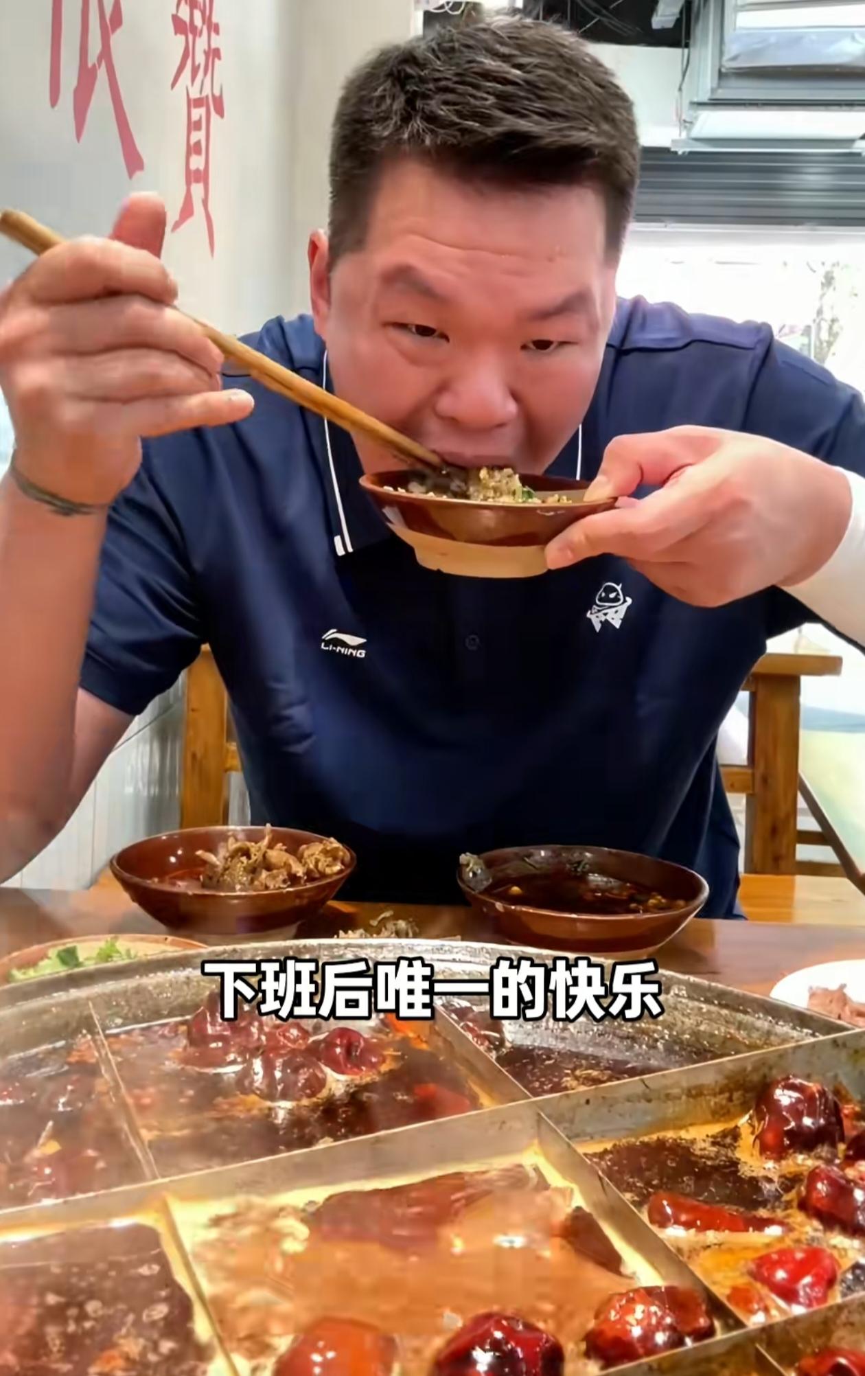 朱芳雨在重庆吃火锅，自述CBA球员交易非常复杂！

广东男篮总经理朱芳雨来到了山