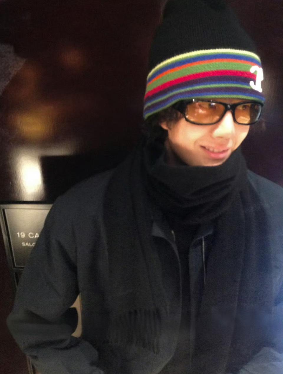 王一博王一博ins发了自拍  |  王一博巴黎时装周 
他还是喜欢发全身照，穿搭