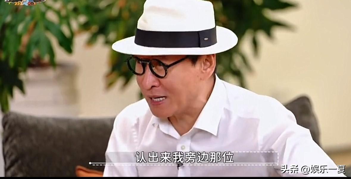 周杰说“我现在最开心的是别人没认出来我，认出了我旁边那位。他们在那拍照啊、签名，
