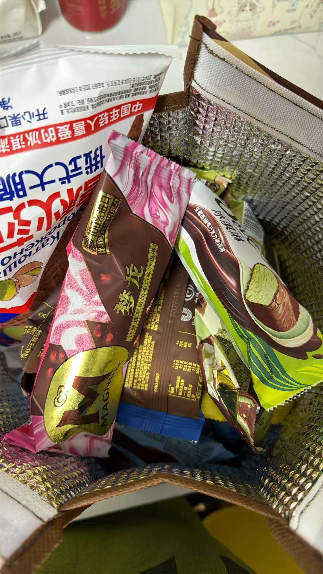 买了一堆冰淇淋回来，连吃了三根，吃头疼了