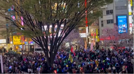 侵馆第5天，“高市辞职”传遍东京，不用中方动手，日民众扛大旗
 
在近日，一名自