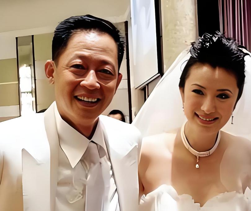 2008年，女富婆陈坚红迷上了王志文，她抛出一个无法拒绝的条件，“我五亿身家，年