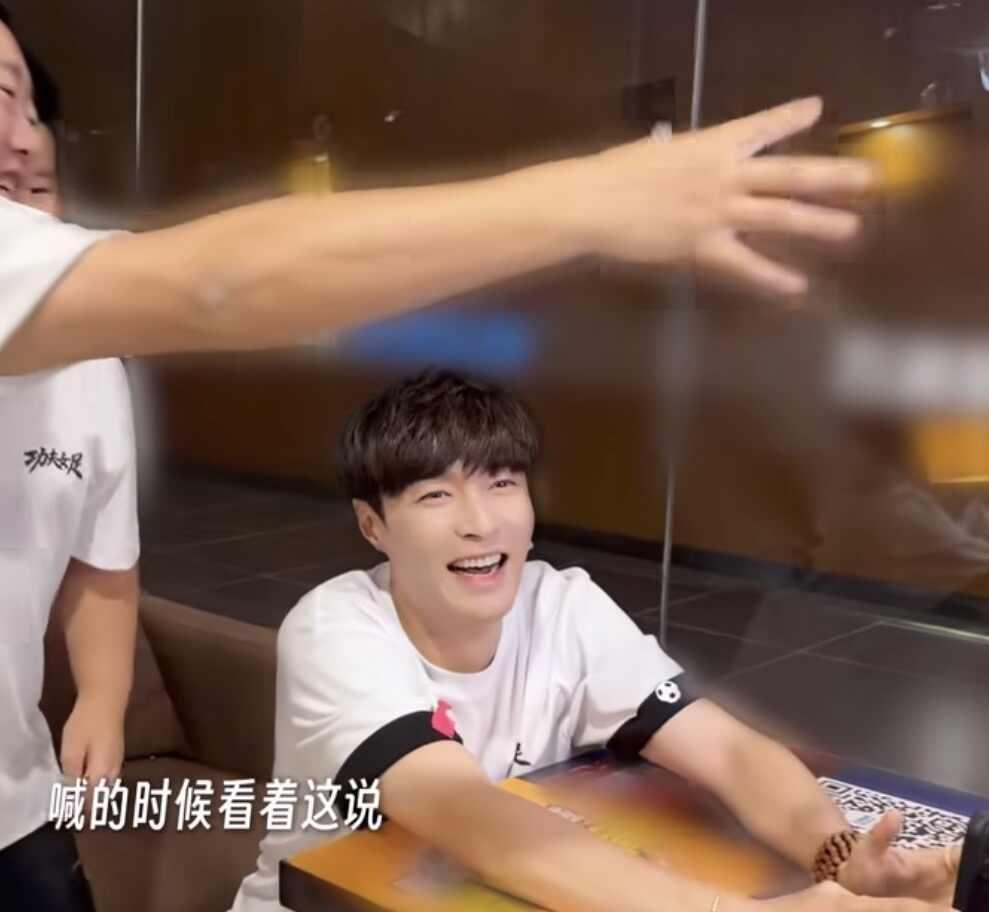 谁能管管这个小朋友
笑的有几颗牙我都能数清楚了😬😬张艺兴
