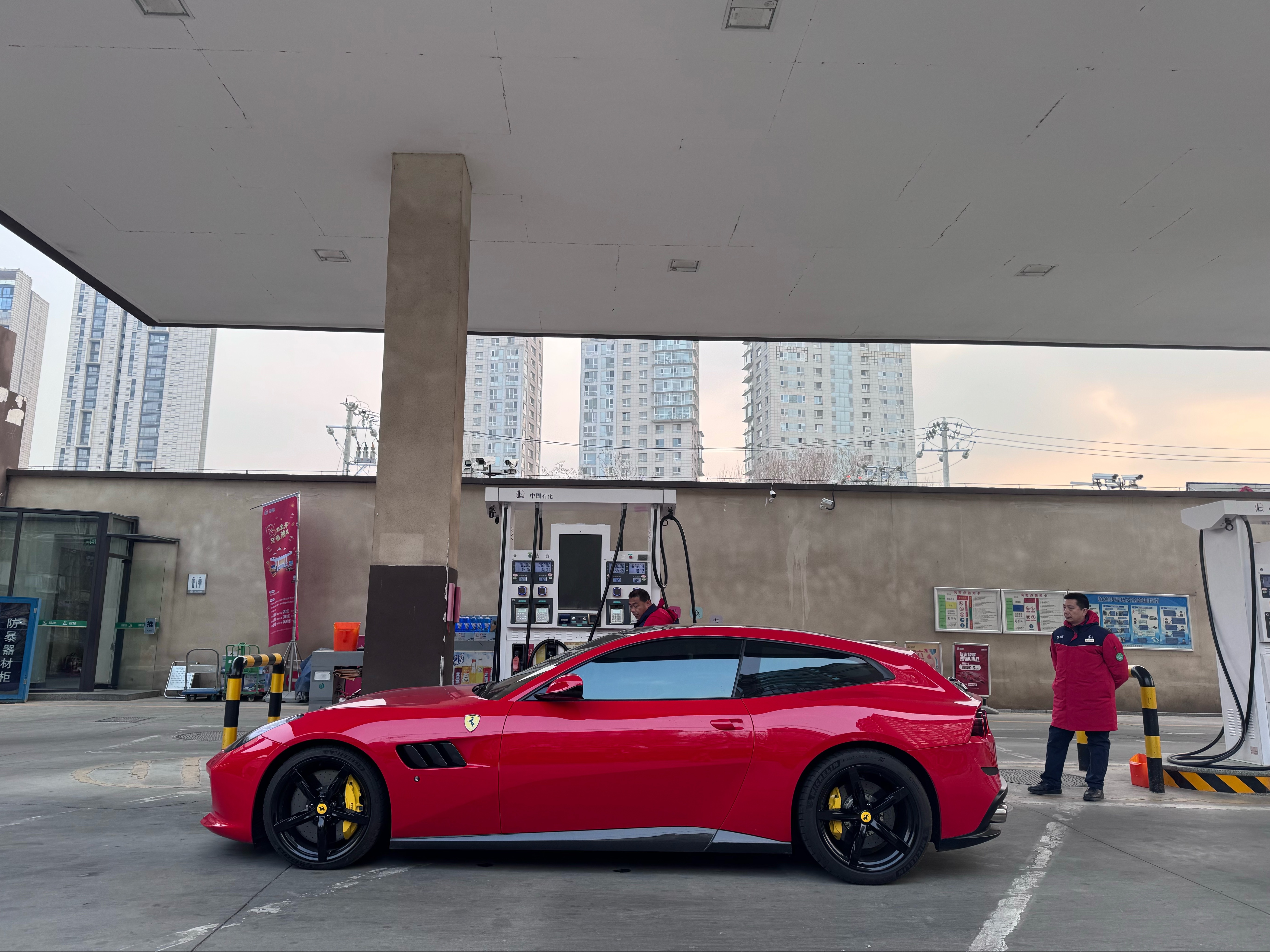 粗略感受一下Lusso的油耗一公里1块8开智己L6仅需1毛多开车上班往返约100