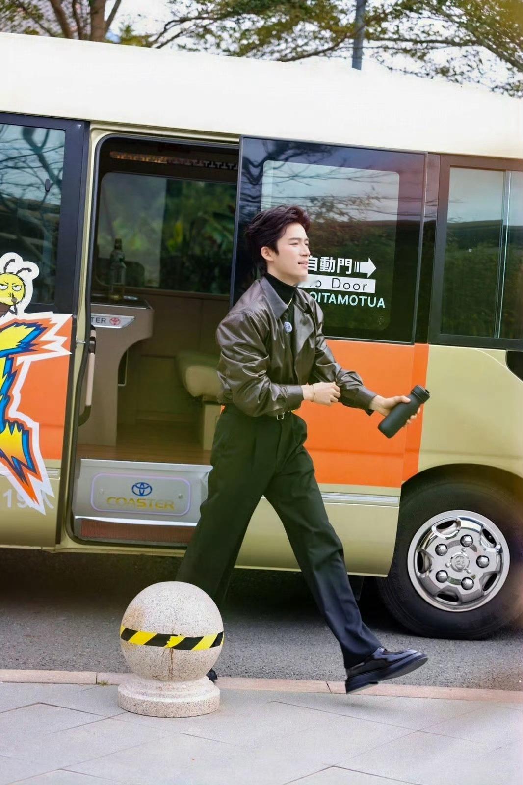 周冬雨没有两个男人为我这样做过 周冬雨扔个飞盘竟引发王星越徐志胜巅峰对决，这积极