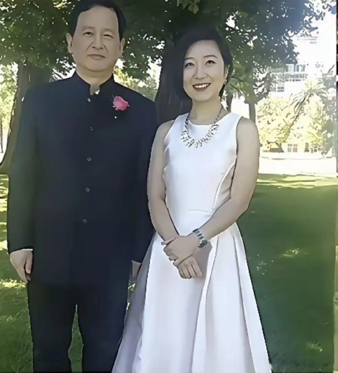 陈丽华的大儿子赵勇和女儿赵紫薇的一张合影 