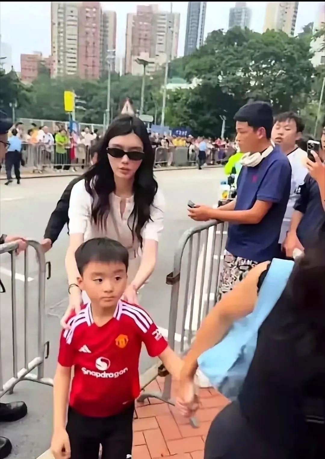 赌王长孙、奚梦瑶的儿子露面啦，模样和奚梦瑶简直一个样，三角脸，丹凤眼，脸上没什么