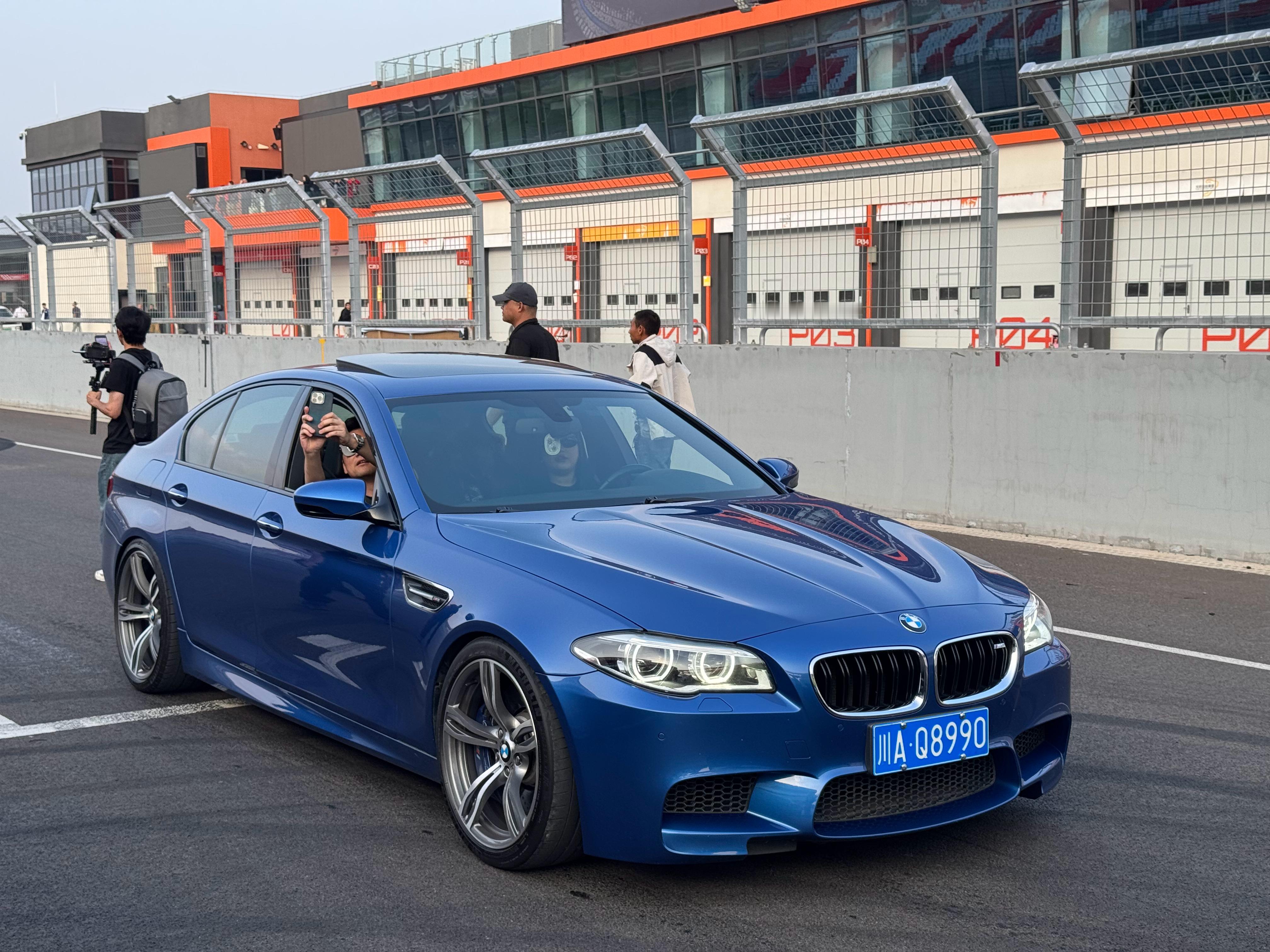 BMW M热血嘉年华，赛道巡游 [坏笑] 还得是这些烧汽油的家伙让人热血沸腾！#