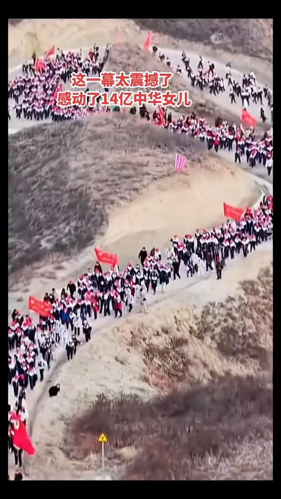 这一幕太震撼了，感动了14亿中华女儿。