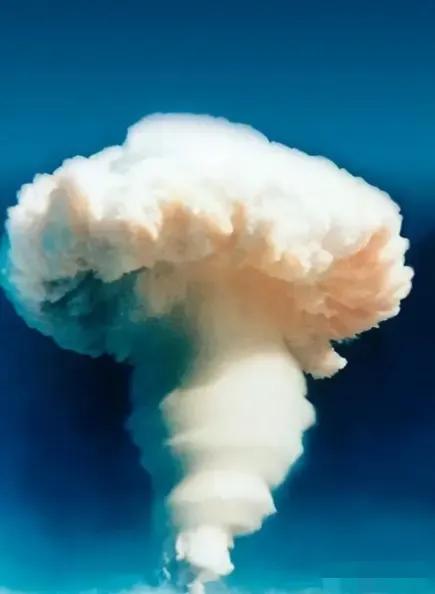 1967年，中国氢弹爆炸成功，震惊世界。美国怀疑我国盗窃了资料，法国总统戴高乐猛