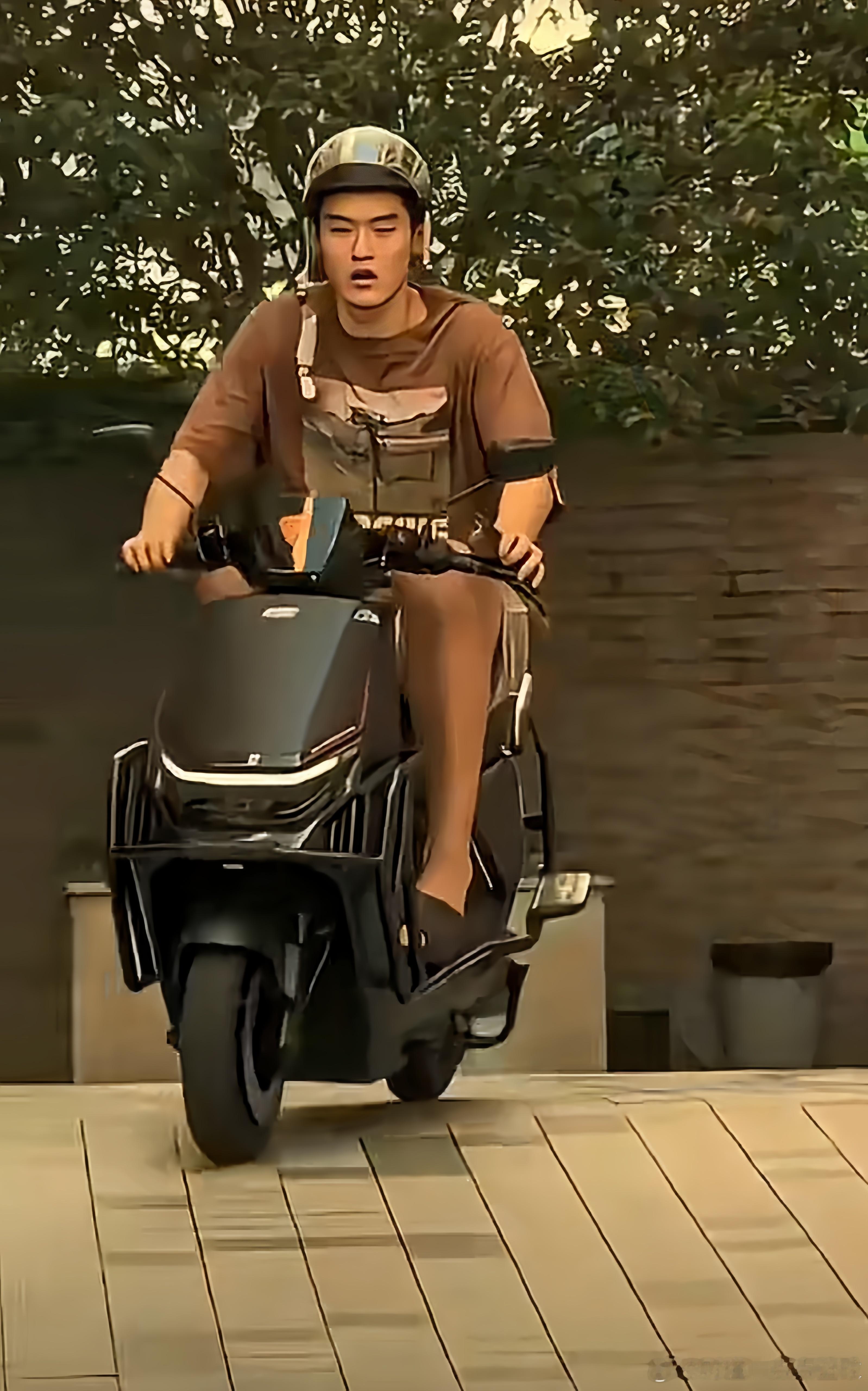 新鲜出炉的王洪泽，18岁，“卜卜脆”！开电动车懂得带头盔，是个好孩子！但是看表情