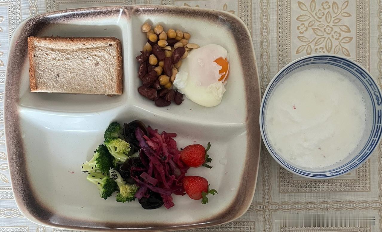 减脂控糖打卡：每天均衡搭配饮食，才是掉秤的硬道理！

我今日份早餐分享：

牛奶