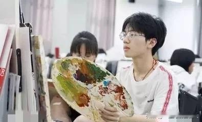 考大学呢，不管是美术生，还是其他学生，都不是一件容易的事。

首先，我们要明白一
