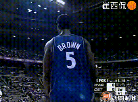 夸梅·布朗的NBA首秀，他替姚明挡了很多子弹！
2001年季前赛，状元夸梅·布朗