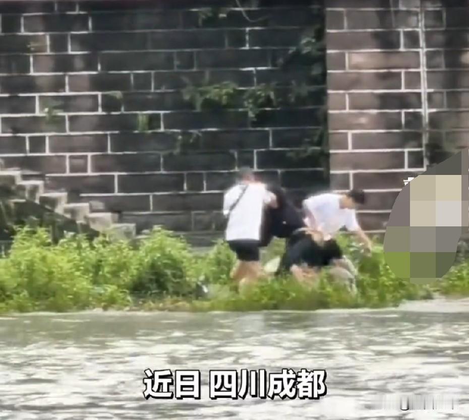 “这3人真给钓鱼佬丢脸！”近日，四川成都，有3个钓鱼佬，因为抢好钓位，发生了口角