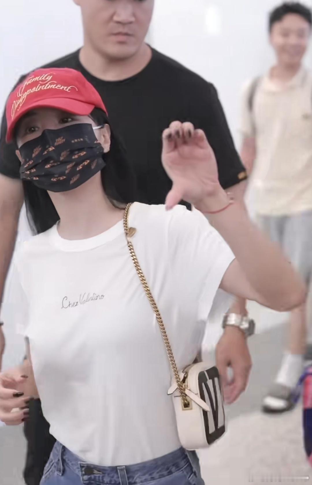 蔡依林抵达南京禄口机场，即将参与江苏卫视《打歌》的首期直播 ​​​