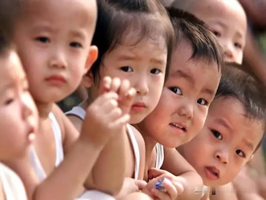出生人口持续走低，2026年新生儿预估720‑750万。养育、职场、婚育人口等现