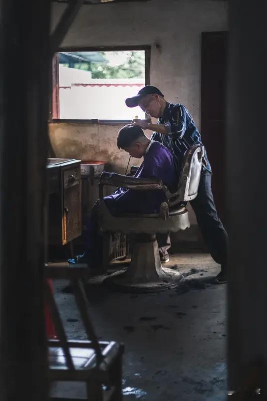 你能想到“理发”在不同方言里有啥稀奇说法不？在东北，可能叫“剪头”“铰头”“绞头