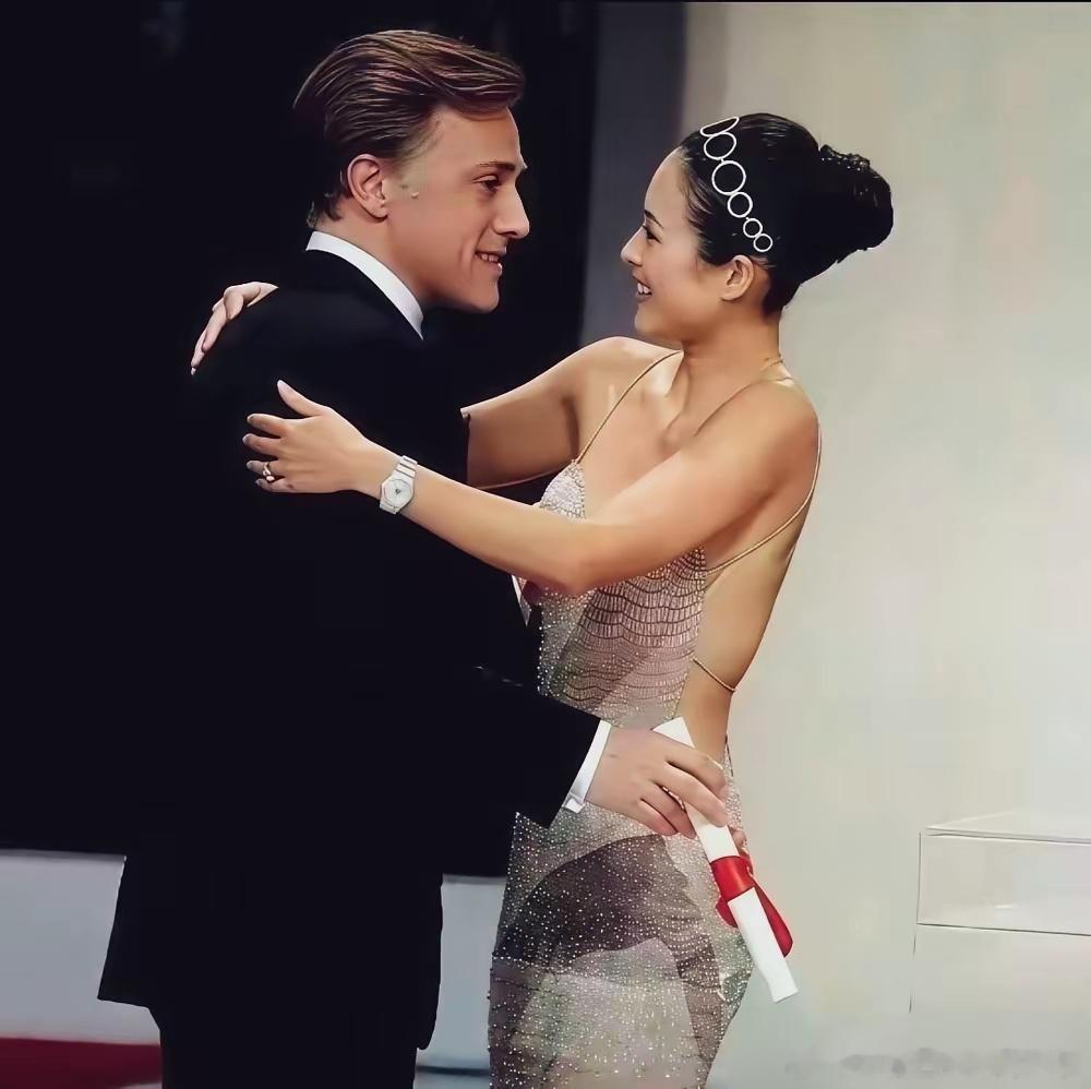 2009年，戛纳。章子怡去当评委。她给一个叫瓦尔兹的男人颁奖，最佳男演员。男人看