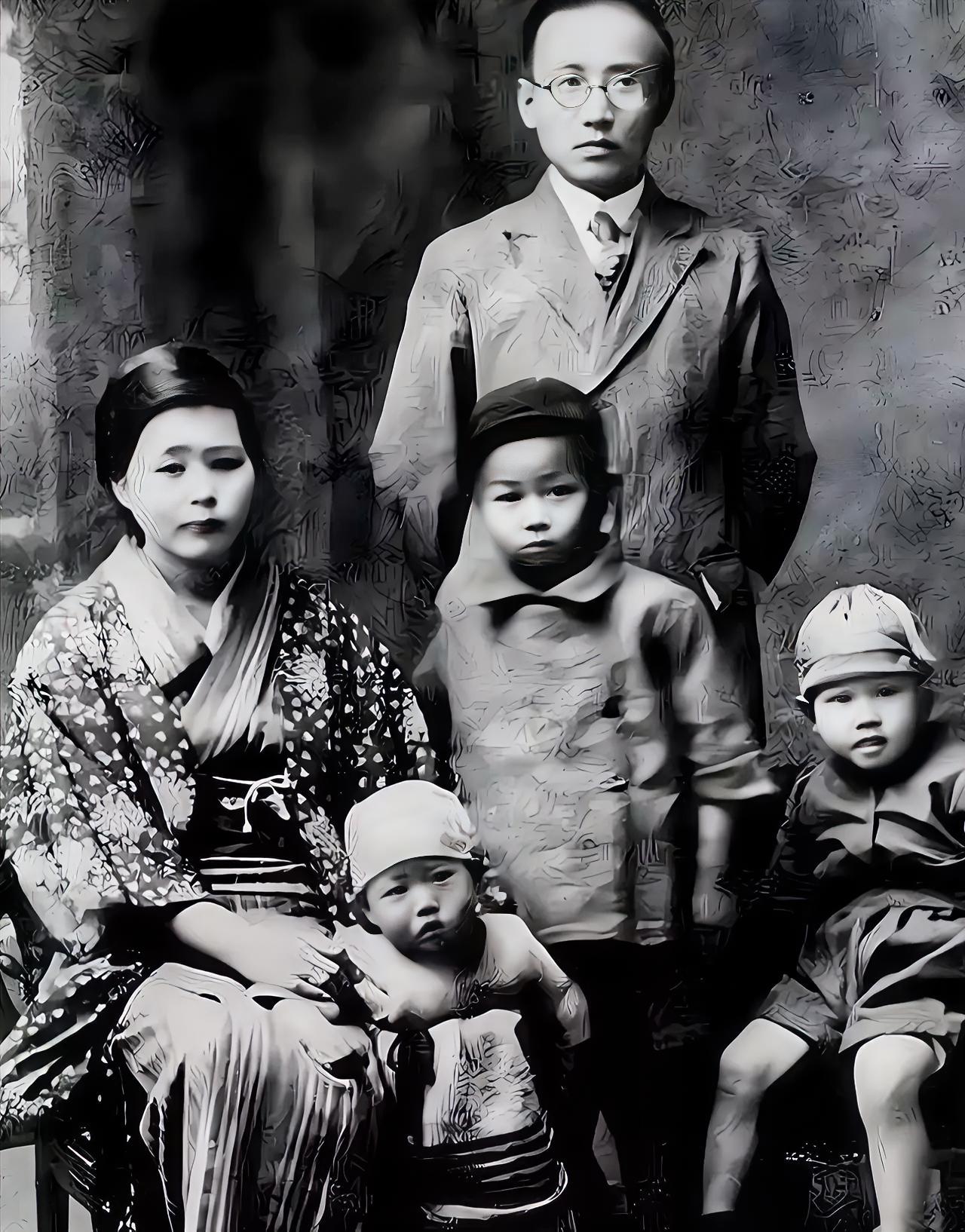 1978年，郭沫若在北京去世。最让人想不通的是，他在日本抛下的五个孩子，在佐藤富