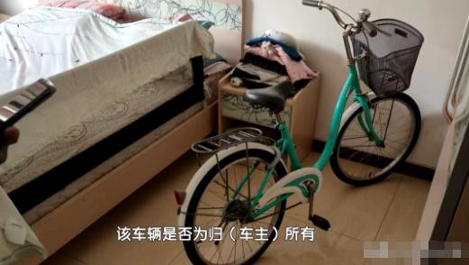 北京，一名女子在商场非机动车停车场看到一辆没有上锁的破旧捷安特自行车，便将车辆骑