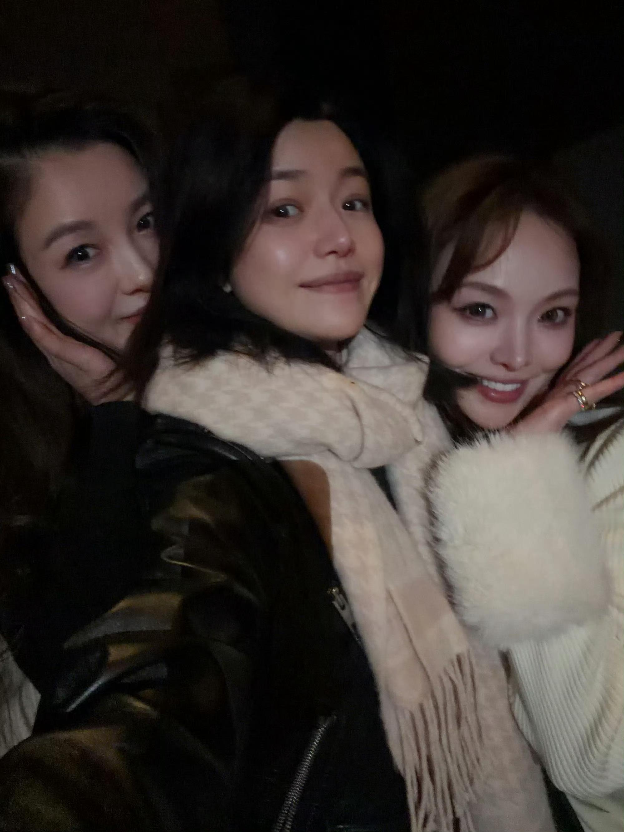 陈妍希晒小星星圣诞照陈妍希晒小星星圣诞照 2025.12.25陈妍希晒圣诞照，携