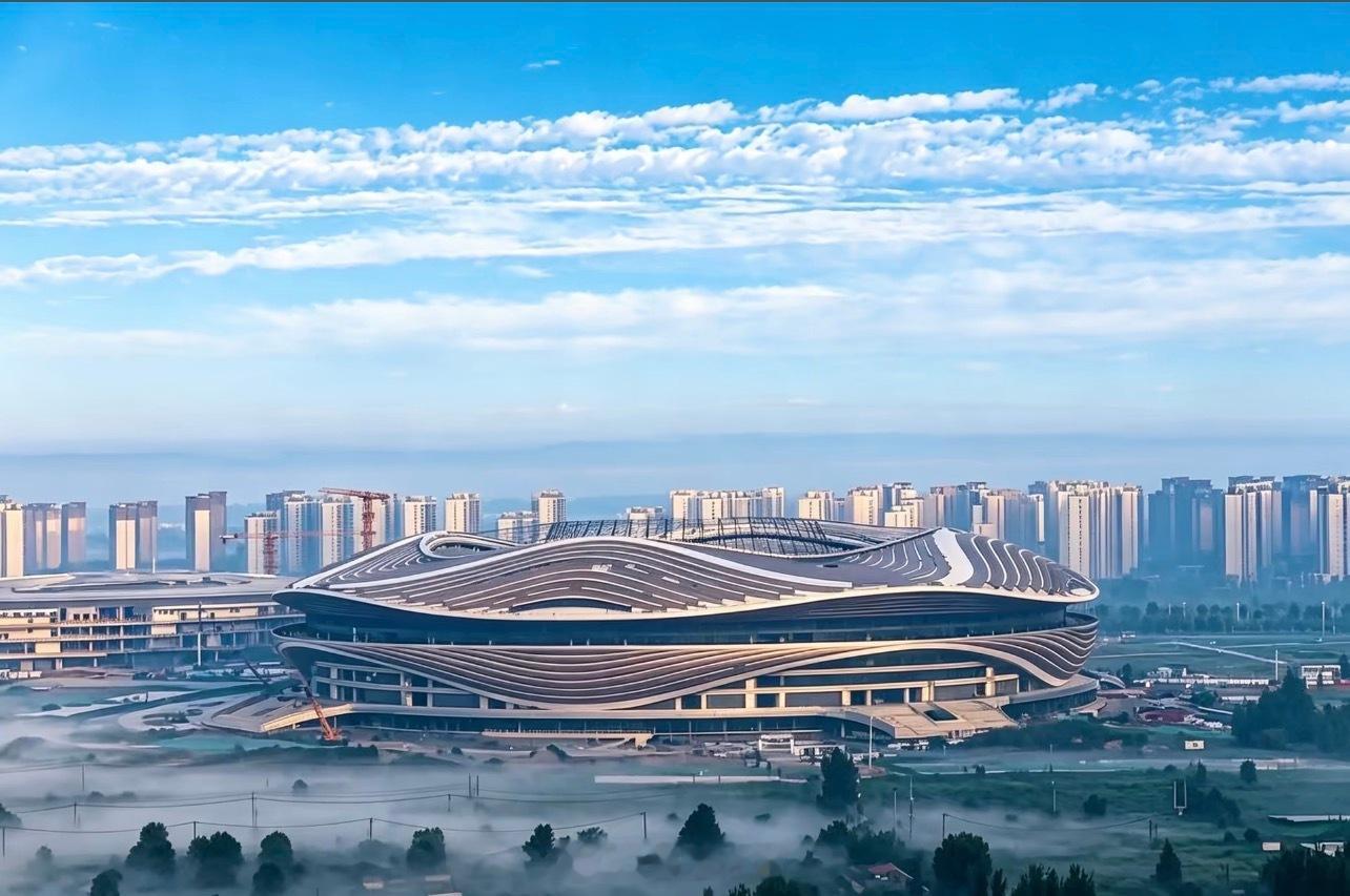 据济南LOOK提供消息，历经四年建设，济南黄河专业足球场即将竣工。[鼓掌][鼓掌