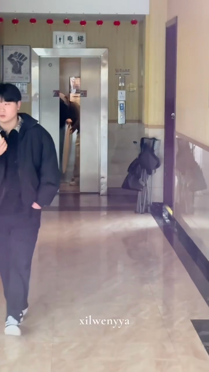 舒心拿走了小石榴的转转乐物料进了电梯之后孩子打完招呼又在看这个转转乐看得出她蛮喜