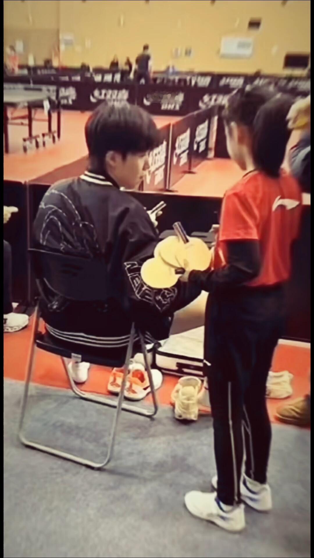 王楚钦真的好帅气，给小学生签名，一个个的球拍全是对头哥的敬佩，小小偶像！
刚训练