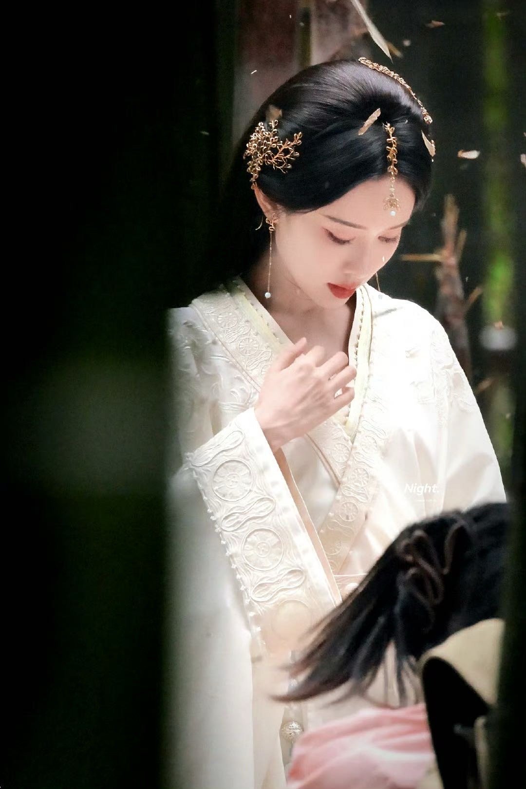 孟子义聂小倩即视感 孟子义古装适配度太绝了！新路透里她半倚朱栏，衣袂翻飞，眉眼间