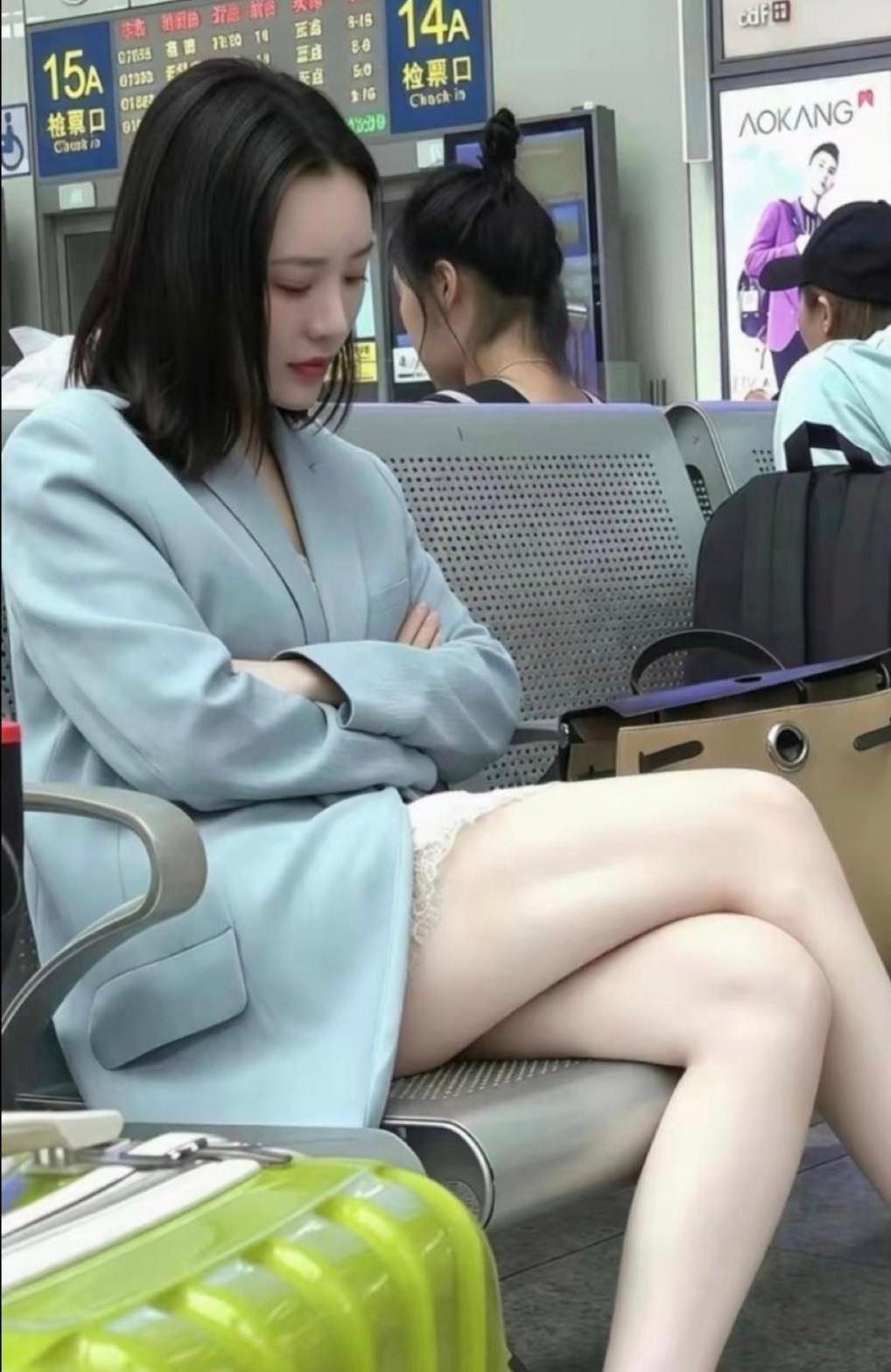 候车厅看到的，她真的好白啊