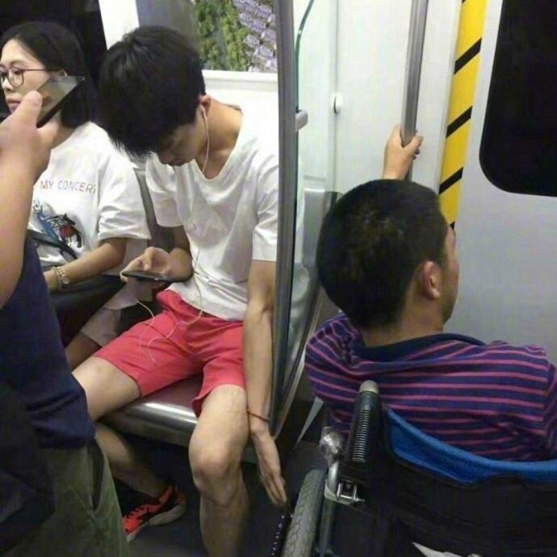 这一幕真的太暖了
 
地铁上一位男生原本正低头玩手机。

看到坐轮椅的乘客上车，