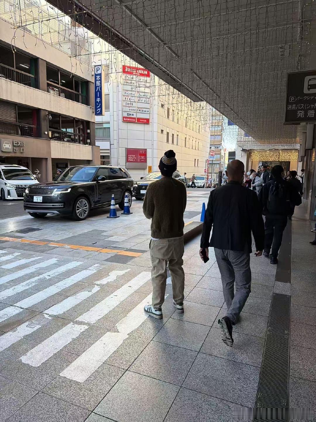 网友日本偶遇陈冠希一家网友在日本偶遇陈冠希一家三口，咖啡店、公园都是他们的日常打