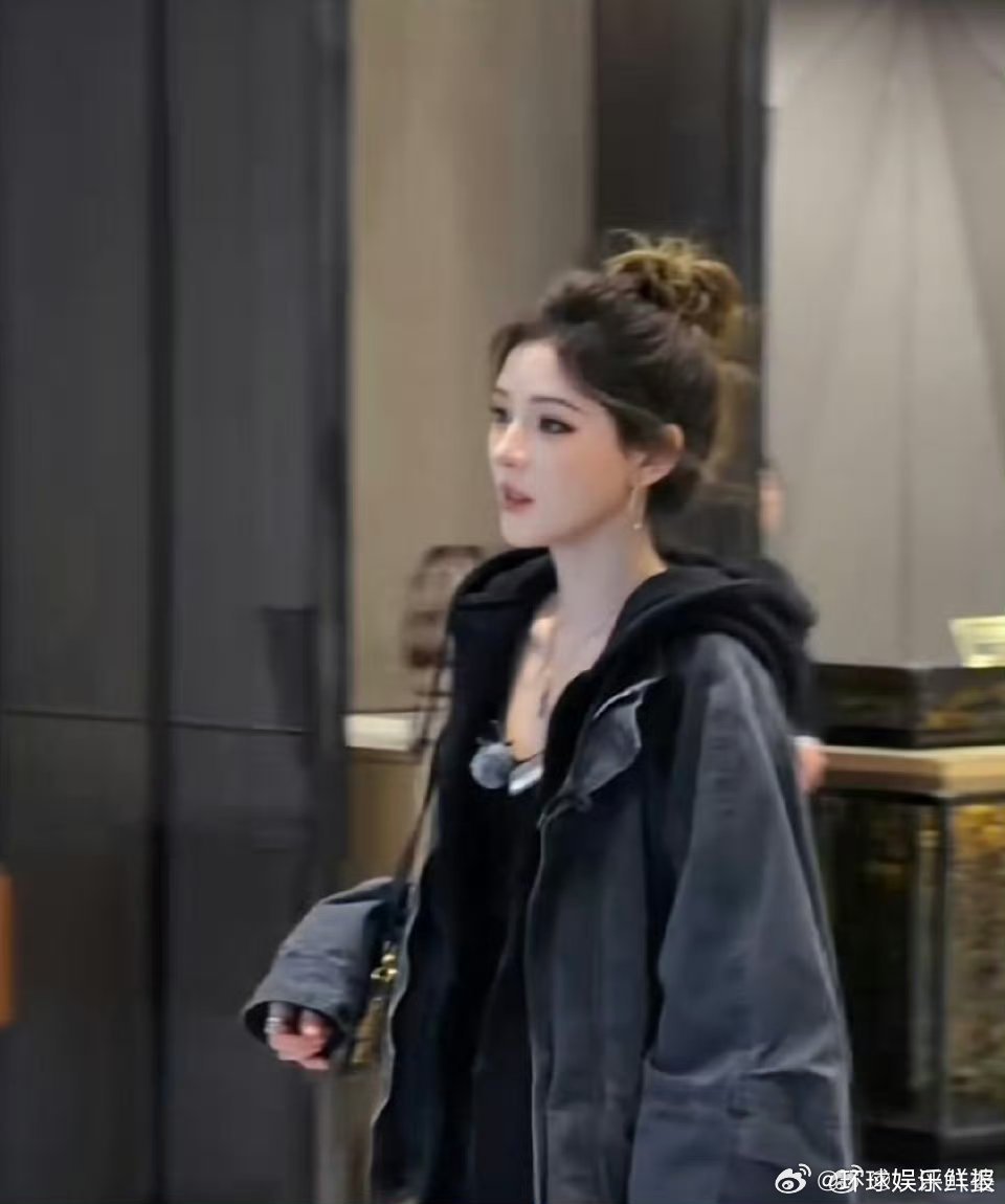 张予曦耳环消失术合伙人张予曦合伙人路透颜值暴击，随性穿搭气场十足，丸子头干净清爽