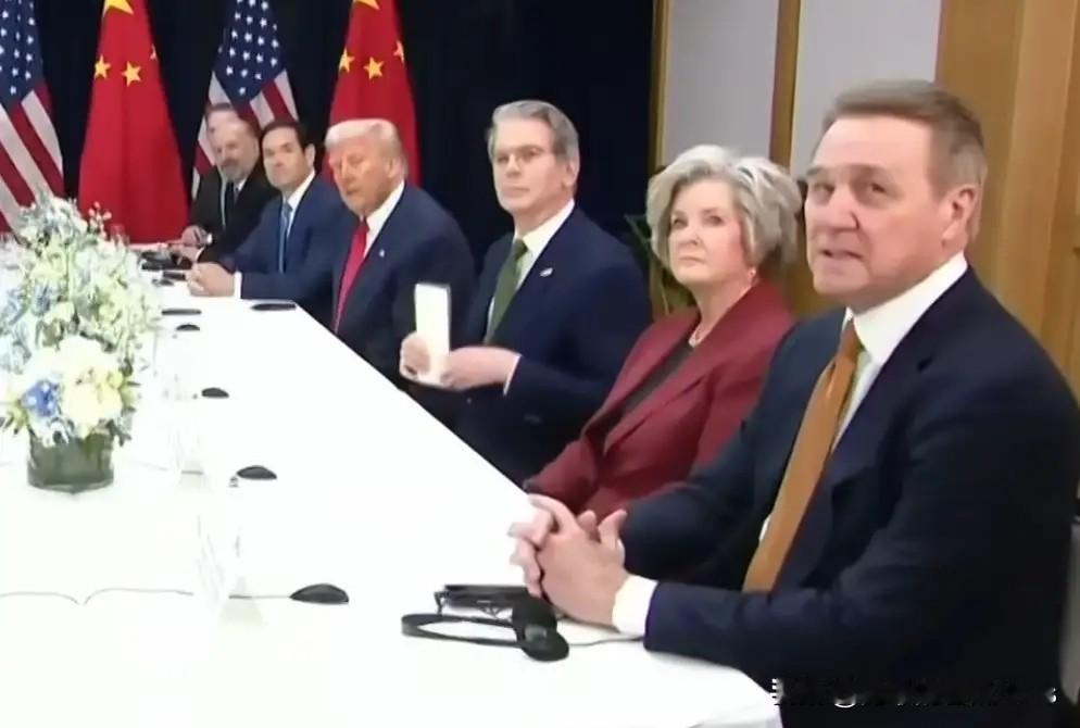 此次中美在韩国釜山进行了会晤，从现场照片可以看到，美方一共7人，美国总统特朗普居