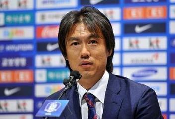 韩国国家队足球教练洪明甫主动辞职，他在声明说，没有取得公众期望的成绩，责任全在他