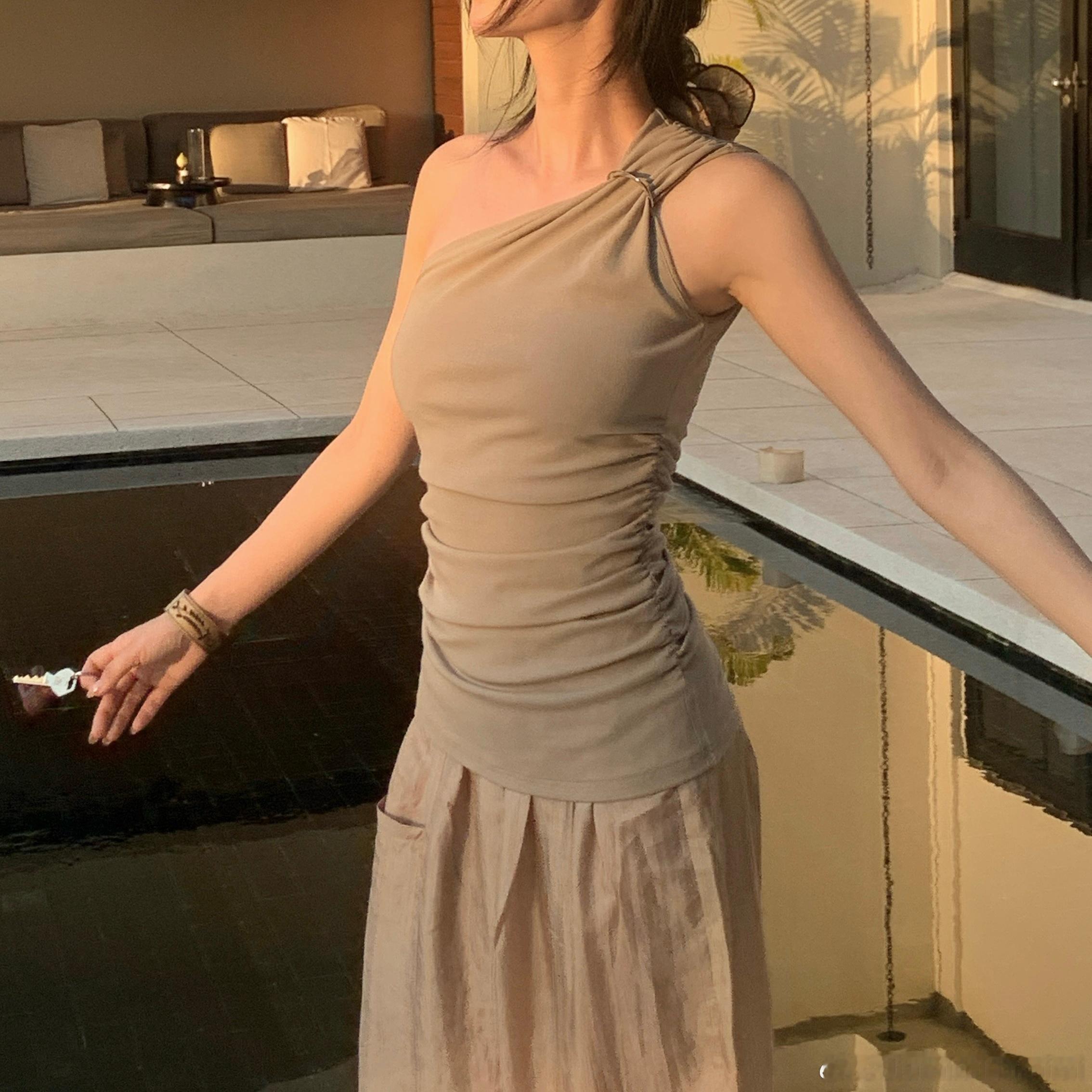 3.18 晚20:00 小上新 评论喜欢哪件送你哟～ 当晚直播有小惊喜 还有开春