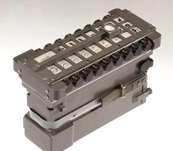 这玩意儿看着挺有科技含量，其实它就是个编码通讯发射机，它有个很雷人的名字，叫做“