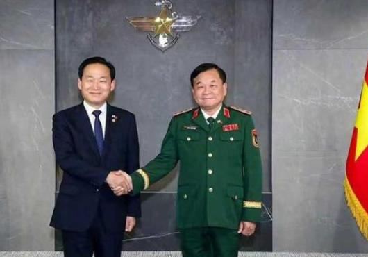 外交场合本应是彰显国家体面的地方，越南一位高官却当众“放飞自我”，搞出性骚扰丑闻