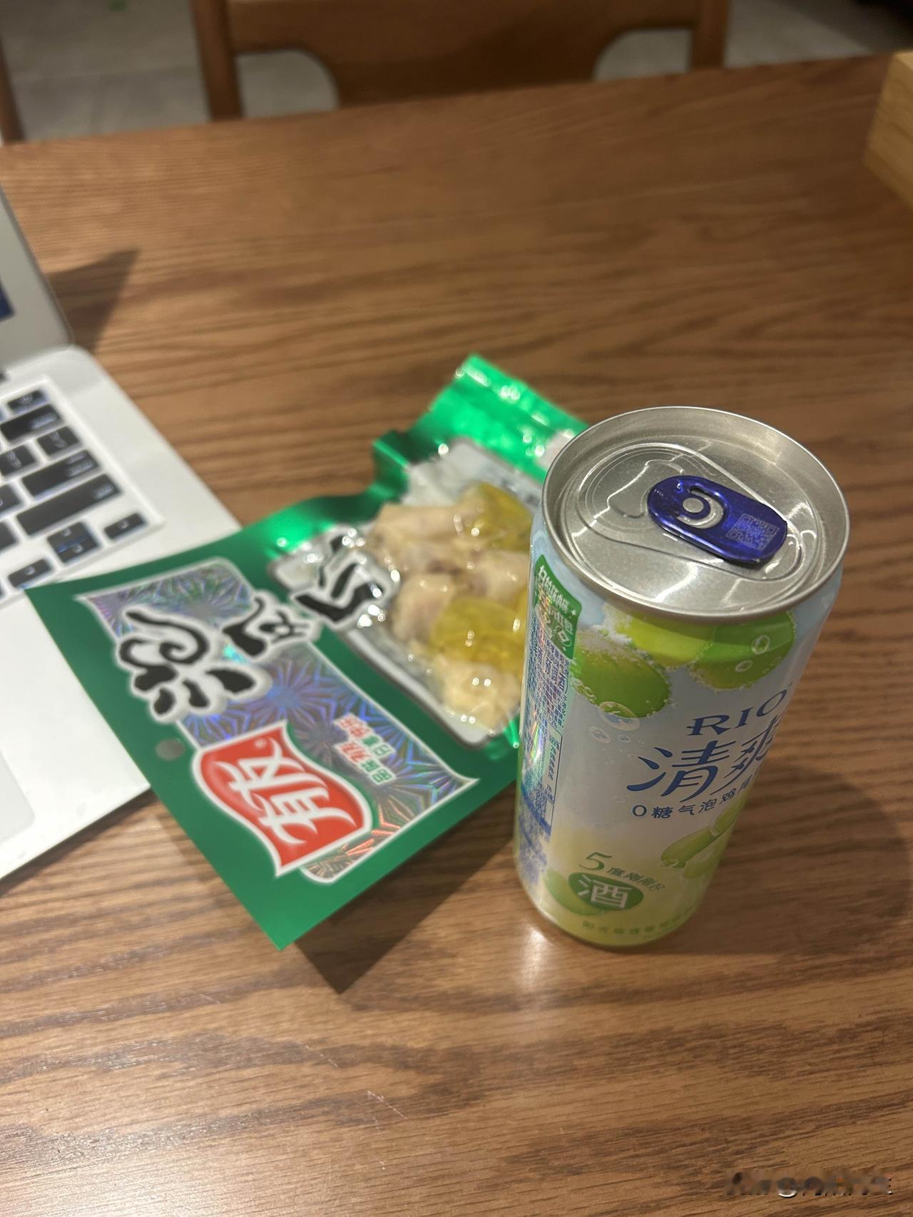 一个人的孤独是自由的，两个人孤独连自由都没有。

很多人劝我放下过往再觅良人，可